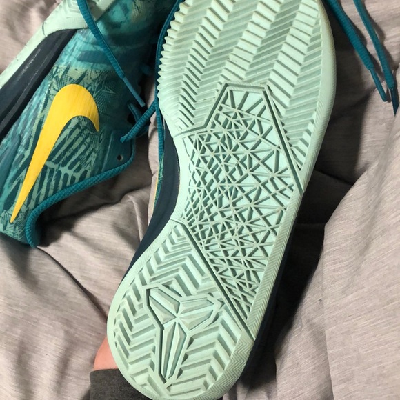 Nike Kobe Mentality Basketball Shoes - Picture 4 of 4